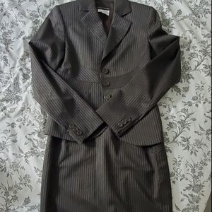 Women's Franco Mirabelli suit.